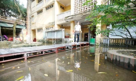 Sân trường trường THPT Trương Định luôn ngập nước dù không có mưa to Ảnh: Như Ý 