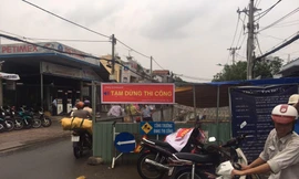 Nhà thầu Dự án cải thiện môi trường nước lưu vực kênh Tàu Hủ - Bến Nghé – Kênh Đôi – Kênh Tẻ (giai đoạn 2) treo băng rôn “tạm dừng thi công”