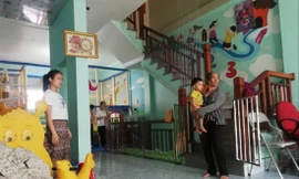 Phụ huynh đón trẻ về trong ngày 16/9 