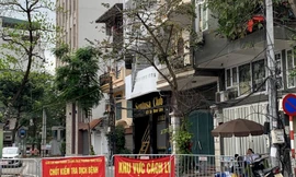 Cơ quan chức năng cách ly phố Trúc Bạch (Hà Nội) sau khi xác định bệnh nhân số 17 dương tính với Covid 19. ảnh: minh châu