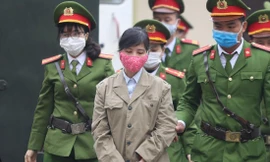 Bị cáo Nguyễn Thị Kim Anh được dẫn giải tới tòa 