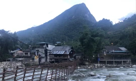 Nhà máy thủy điện Sử Pán 1 bất ngờ xả lũ cả bốn cửa đáy, gây lũ quét cục bộ, làm sập cầu treo, cuốn trôi tài sản của các hộ dân ở xã Bản Hồ, huyện Sa Pa (Lào Cai) hồi cuối tháng 6/2019 Ảnh: Quang Lộc 