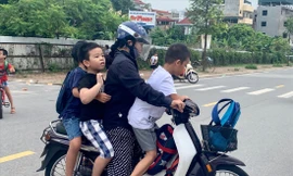 Phụ huynh đón con trưa ngày 22/8 ở trường Tiểu học Chu Văn An (Hoàng Mai) Ảnh: H.L 