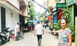 Con hẻm này trước đây rộng chỉ đủ chiếc xe máy, nay cơi nới rộng tới 4m