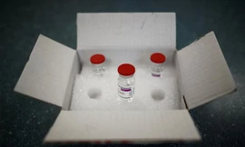 Các lọ vắc-xin COVID-19 của AstraZeneca tại một trung tâm y tế ở Champigny, gần Paris ảnh: EUTERS 