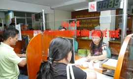 Người dân làm thủ tục hành chính về thuế tại chi cục thuế quận Hai Bà Trưng - Hà Nội. ảnh: như ý