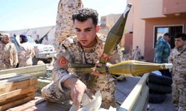 Các lực lượng ủng hộ chính phủ ở Tripoli đang chuẩn bị vũ khí đối đầu với LNA ảnh: CNN 