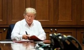 Ông Trump làm việc trong bệnh viện khi điều trị COVID-19 