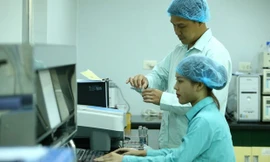 Việt Nam nỗ lực rút ngắn thời gian nghiên cứu, sản xuất vắc-xin COVID-19