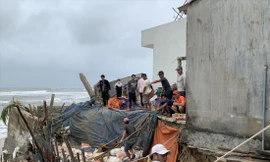 Dù tìm cách chống đỡ, nhưng người dân vẫn lo mất nhà bất cứ lúc nào Ảnh: Nguyễn Ngọc