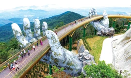 Cầu Vàng Ba Na Hills đang gây “bão” truyền thông và mạng xã hội với gần 160 triệu kết quả tìm kiếm trên google trong 0.95 giây. ảnh :S.G