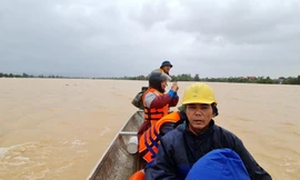 Toàn bộ nhà dân, công sở, trường học ở xã Tân Ninh ( huyện Quảng Ninh, tỉnh Quảng Bình) bị ngập sâu trong nước lũ