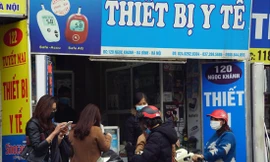 Mua bán khẩu trang tại quầy thuốc trên phố Ngọc Khánh (Ba Đình, Hà Nội)