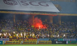 Pháo sáng lại xuất hiện trên khán đài sân Hàng Đẫy tối 5/5 ở trận Viettel gặp SLNA. ảnh: VSI 