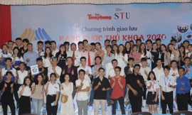 Các tân thủ khoa chụp hình với ban tổ chức 