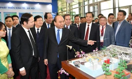 Thủ tướng Nguyễn Xuân Phúc thăm các gian hàng tại triển lãm ngày 27/11. Ảnh: Minh Châu 