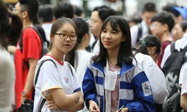 Thí sinh trong ngày đầu làm thủ tục đăng ký dự thi tại điểm thi THPT Quang Trung (Hà Nội)