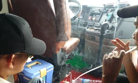 Tài xế chơi ma túy ngay trên xe ô tô. Ảnh: T.S