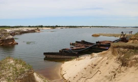 Sau khi bóc đất tầng phủ, moong mỏ sắt Thạch Khê tiềm ẩn nhiều hiểm nguy. Năm 2010, có hai học sinh bị đuối nước tại mỏ sắt này. Ảnh: Minh Thùy 