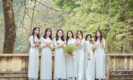 Thu Hà (thứ 3 từ trái sang) cùng các bạn lớp 12 Toán, Trường THPT Chuyên Hùng Vương