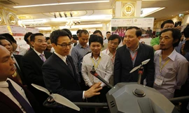 Phó Thủ tướng Vũ Đức Đam tham quan một sản phẩm do startup Việt Nam chế tạo. Ảnh: như ý