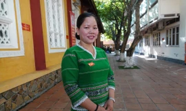 Chị Rơ Lan H’BLơn là công nhân khai thác mủ cao su Đội 9, Công ty 74, Binh đoàn 15 Ảnh: N.S 