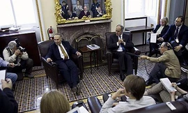 Các thượng nghị sĩ Mỹ trả lời phỏng vấn báo giới sau khi Thượng viện biểu quyết cấp ngân khoản cho hoạt động của chính phủ