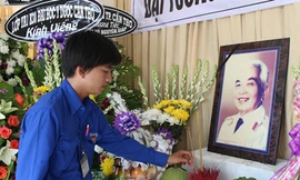 Chàng trai túc trực bên bàn thờ Đại tướng