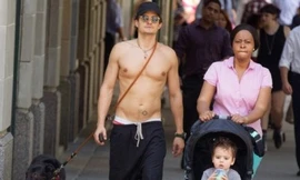 Orlando Bloom để ngực trần đi dạo cùng con