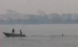 Phẫn nộ với cảnh dùng sào đánh tới tấp người đang bơi ở Hồ Tây