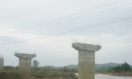 Cầu Ea Jớt vẫn trơ trụ