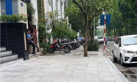 Vỉa hè phá cách, xoá lối đi của người đi bộ trên phố Nguyễn Du vẫn chưa được làm lại