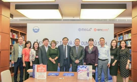 Các đại biểu tham gia buổi ký kết, trao tặng sách