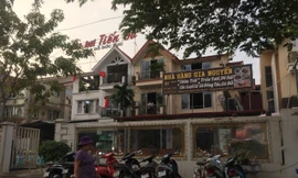 Đất sử dụng chung đáng ra làm sân chơi, khu vực trồng cây đã biến thành nới bán bia, hàng ăn