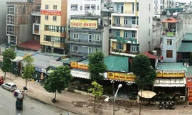 Dư luận lo ngại việc các cơ quan chức năng Hà Nội đang có kế hoạch "hợp thức hóa" dãy kiot trên đường Nguyễn Hoàng thành điểm kinh doanh làm mất mỹ quan đô thị, xung đột giao thông. 