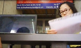 Nhân viên Công ty TNHH dịch thuật chuyên nghiệp Toàn Cầu trả bản công chứng không cần bản gốc cho phóng viên