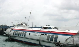 Một phụ nữ nhảy từ tàu cánh ngầm xuống biển tự tử