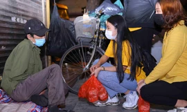 Bạn trẻ thức trắng đêm đem quà tặng người vô gia cư