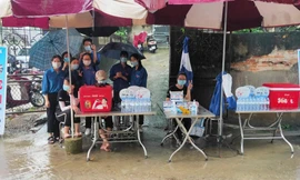 Tuổi trẻ Phú Thọ đội mưa đồng hành cùng sĩ tử