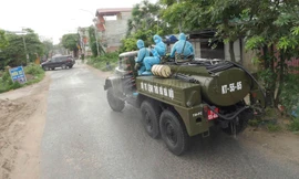 Bộ Tư lệnh Thủ đô phun khử khuẩn ổ dịch ở huyện Thường Tín