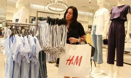 Lợi nhuận của H&M giảm mạnh do hàng tồn kho lớn - Ảnh: Getty/CNN.