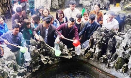 Người dân đổ xô đi lấy nước ‘giếng tiên’ ở Quảng Ninh để cầu may