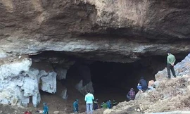 Sập mỏ vàng khai thác lậu, hai người bị mắc kẹt