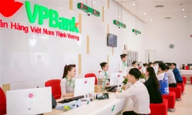 Vợ Chủ tịch VPBank chi trăm tỷ mua cổ phiếu ngân hàng