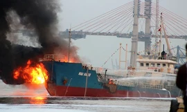 Tàu Hải Hà 18 chở 900 m3 xăng A92 bị cháy nổ trong khi cập cảng của Công ty xăng dầu quân đội khu vực 1, Hải Phòng. Ảnh: Giang Chinh 