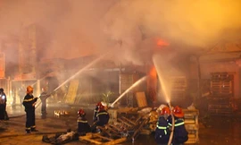 Cảnh sát đã khống chế thành công ngọn lửa, không để cháy lan sang cây xăng gần đó. Ảnh: Hương Hằng