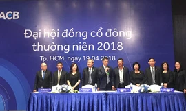 Các thành viên Hội đồng quản trị và Ban kiểm soát mới của ACB. Ảnh: Lệ Chi.