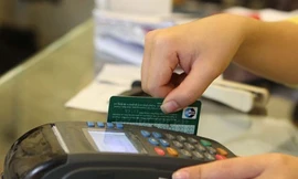 Các chủ thẻ sẽ "lách" bằng một giao dịch 'khống' nào đó và trả phí cho đơn vị chấp nhận thanh toán thẻ? Ảnh minh họa