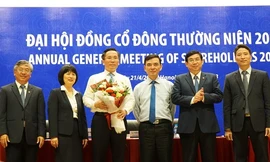 Ông Phạm Quang Tùng (người cầm hoa) và ban lãnh đạo BIDV. Ảnh: Minh Sơn