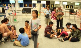 Hành khách bị chậm chuyến chờ đợi ở sân bay Đà Nẵng. Ảnh: Nguyễn Đông